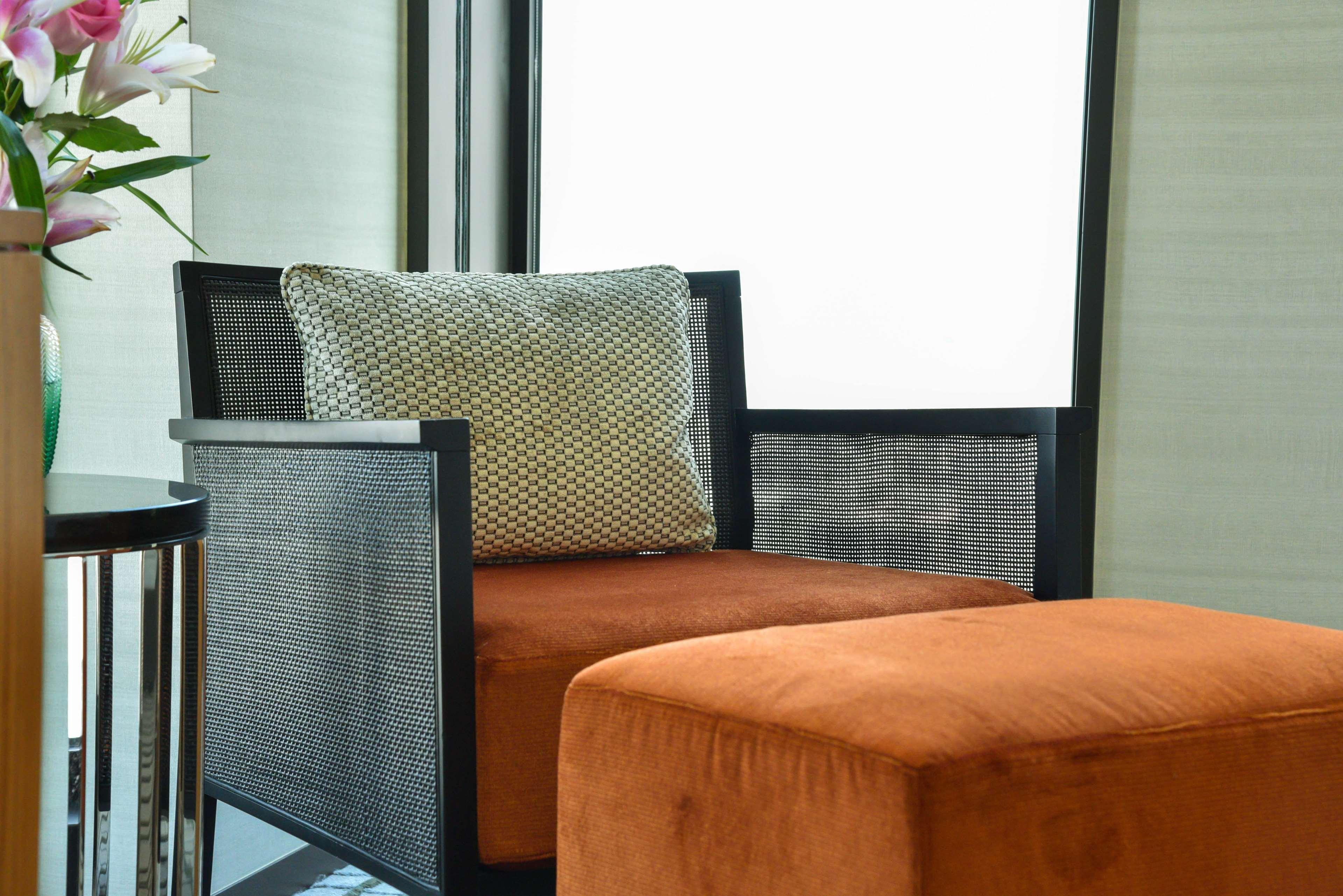 多哈柏悦酒店 外观 照片 A chair with a cushion