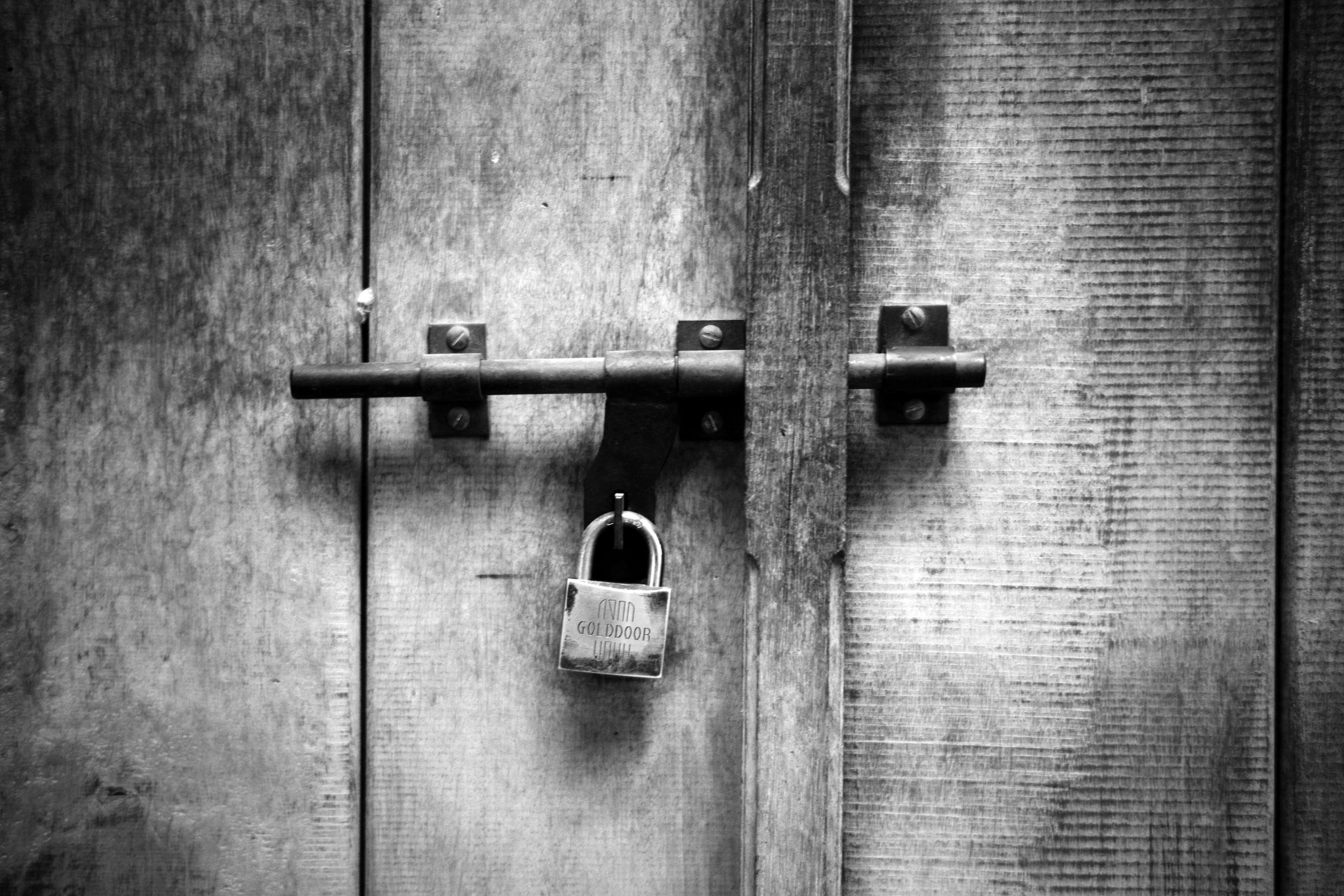 多哈柏悦酒店 外观 照片 A padlock and bolt