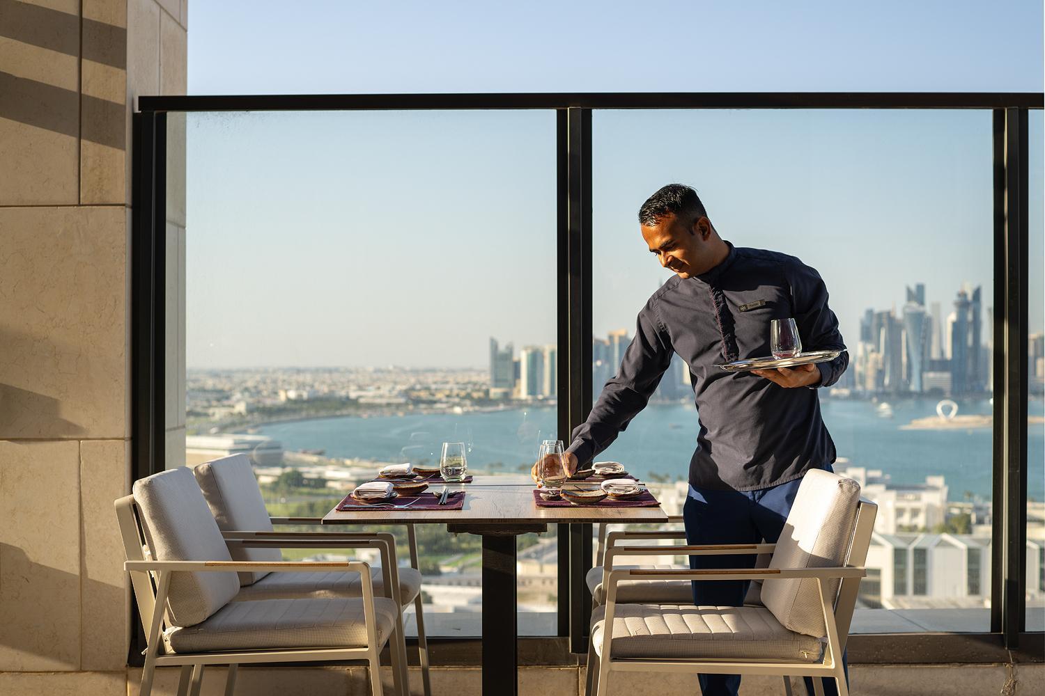 多哈柏悦酒店 外观 照片 A butler at the Jumeirah Atlantis Hotel in Dubai