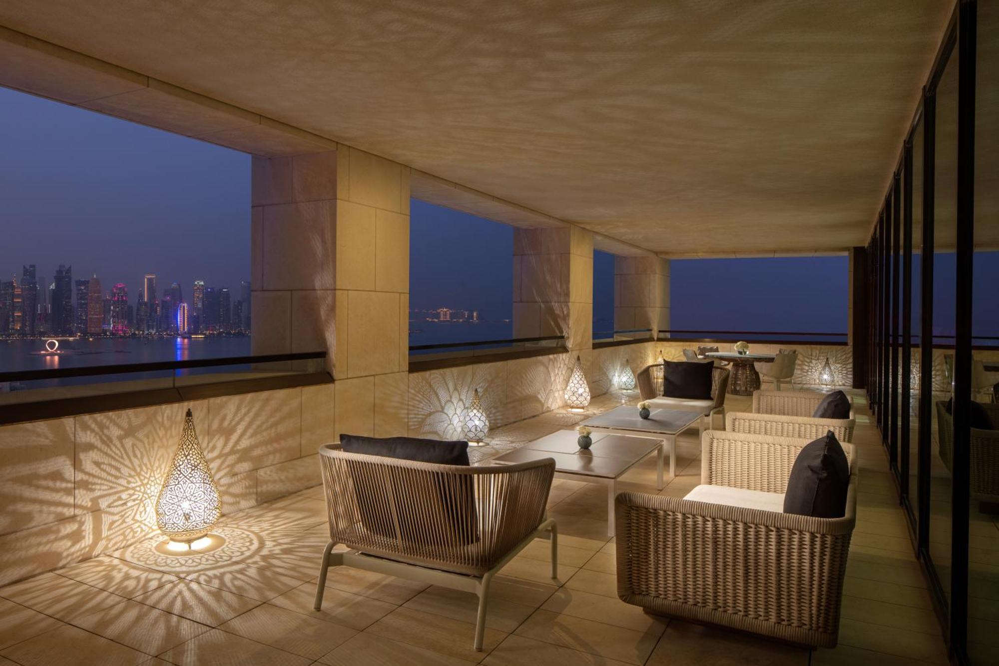 多哈柏悦酒店 外观 照片 The view from the balcony of a suite at the Mandarin Oriental, Shanghai